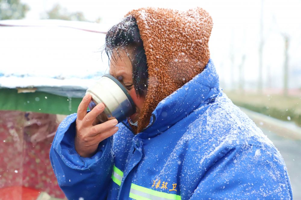14（080）《“浴雪奋战”的城市美容师》.JPG