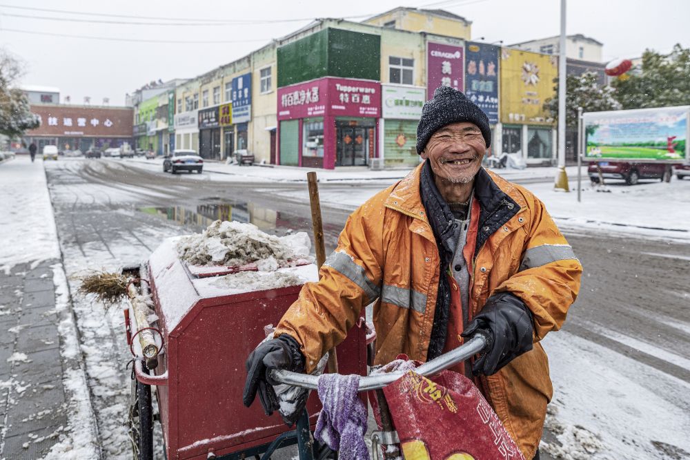 19（867）《风雪环卫人》.jpg